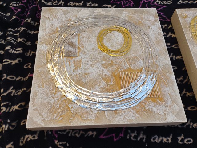 Dos cuadros madera 30 x30.