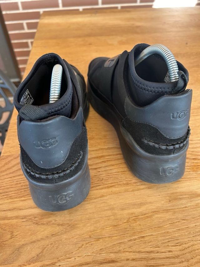 UGG zapatillas caminar negras