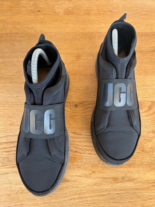 UGG zapatillas caminar negras