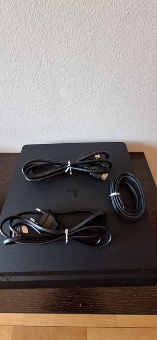 PS4 PLAY STATION 4 + 4 mandos + 5 juegos