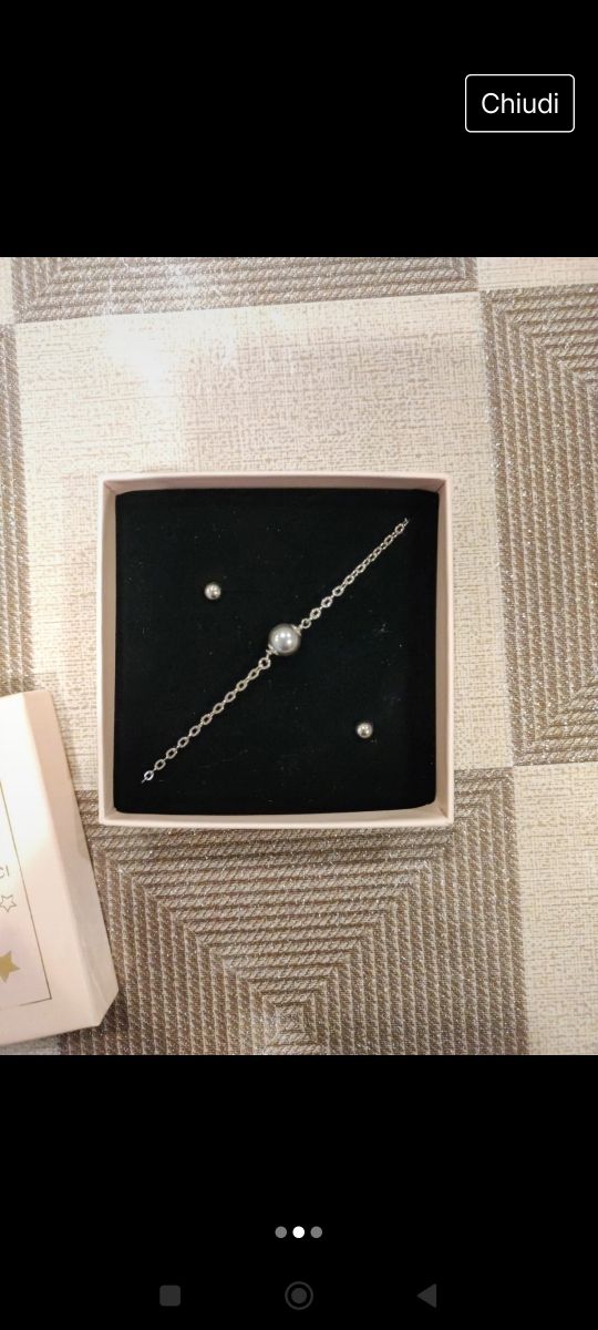 Orecchini e bracciali abbinati