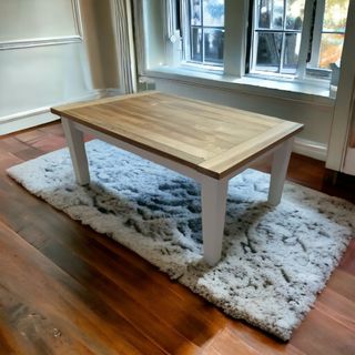 Mesa de centro de madera de castaño.