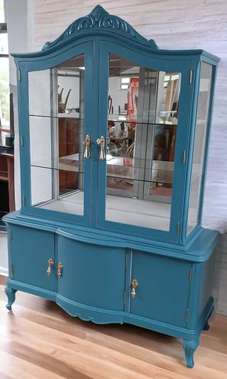 Vitrina madera castaño.