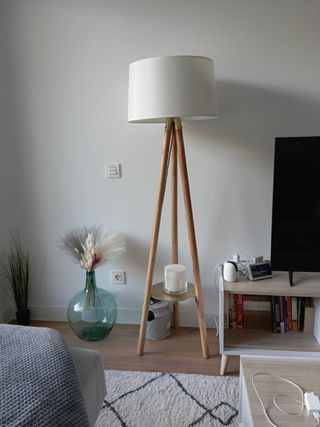 Lampara pie con trípode de madera