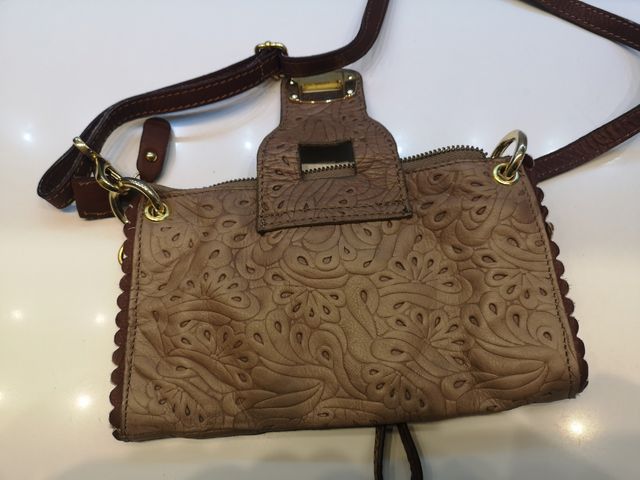 Pochette con cinghia tracolla 