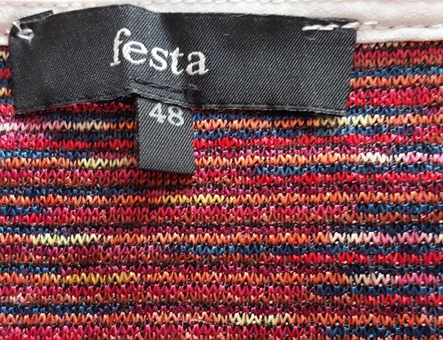 Camiseta elegante sin estrenar, con etiq