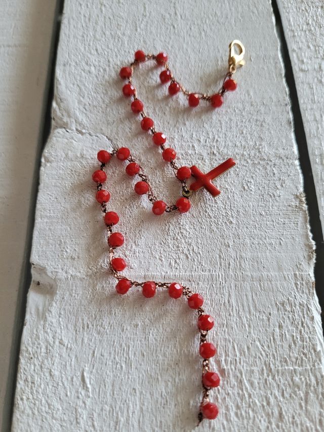 Cavigliera uncinetto rosso con crocetta