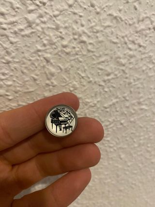 Broche/pin con forma de piano y notas musicales