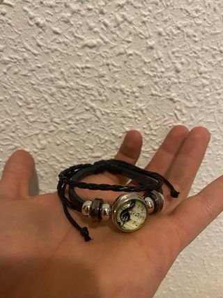 Pulsera con forma de clave de sol