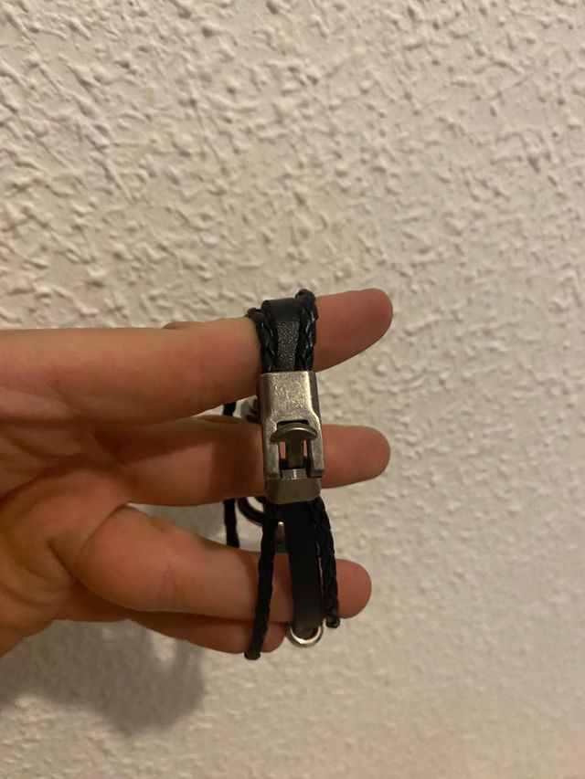 Pulsera con forma de clave de sol