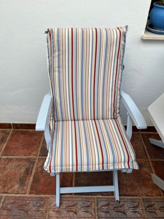 Conjunto de jardín en madera más cojines a juego.