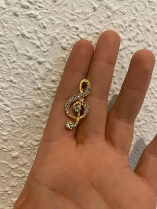 Pin/broche con forma de clave de sol
