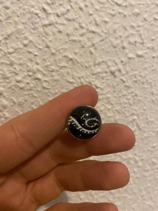 Pin broche forma clave de sol, piano y partitura