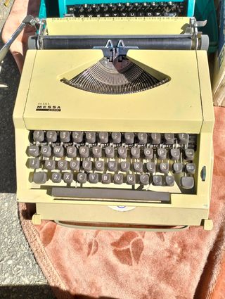 Maquina de escribir marca Mini Messa2000