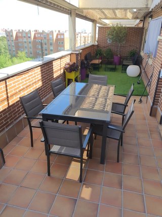 MESA EXTERIOR EXTENSIBLE Y SILLAS