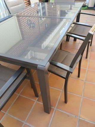 MESA EXTERIOR EXTENSIBLE Y SILLAS