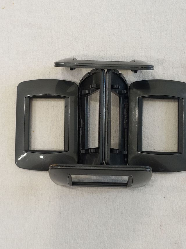 Placa de acero oscuro de 3 plazas Biticino Luving