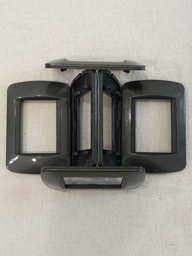 Placa de acero oscuro de 3 plazas Biticino Luving