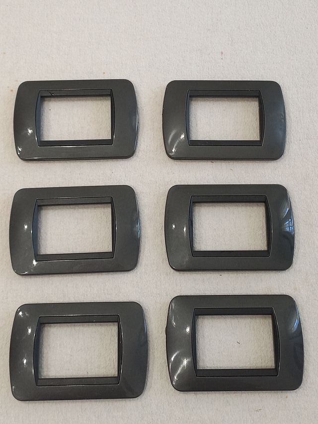 Placa de acero oscuro de 3 plazas Biticino Luving