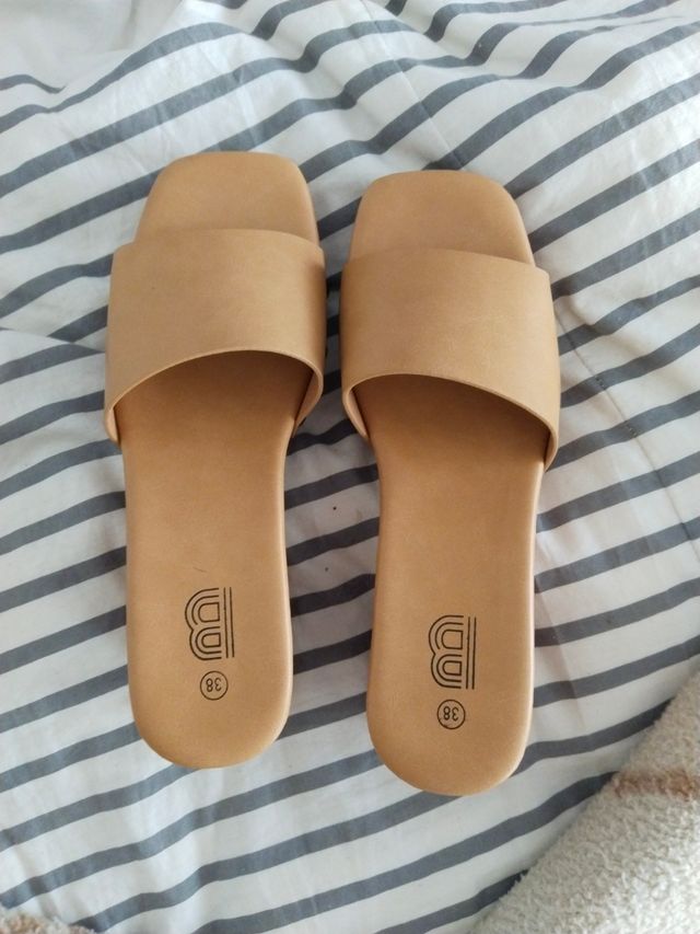 Sandalias tipo zueco sin usar imitación a madera