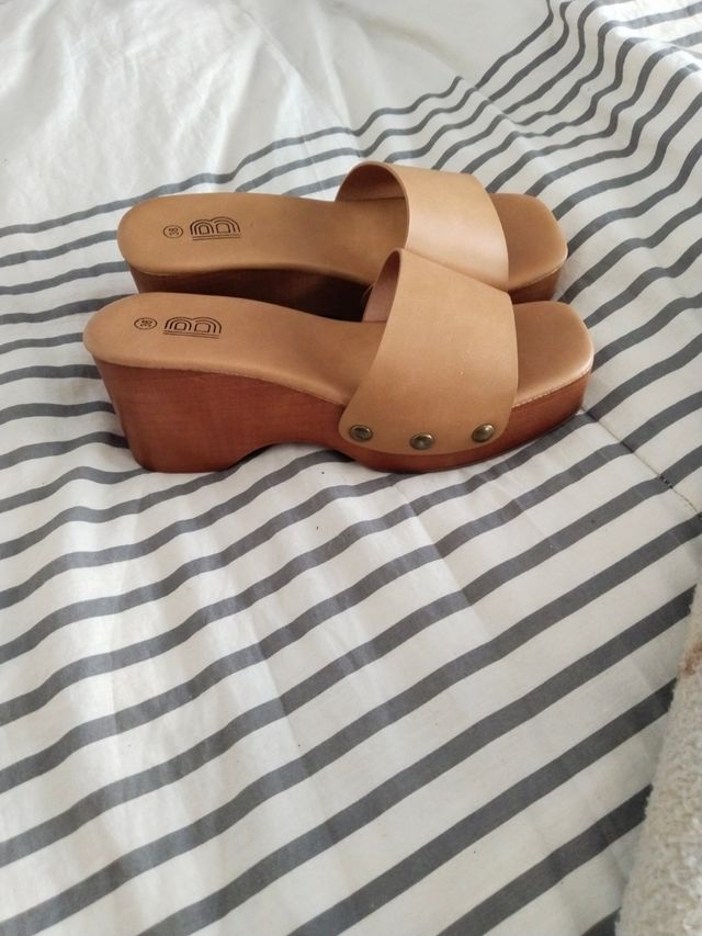 Sandalias tipo zueco sin usar imitación a madera