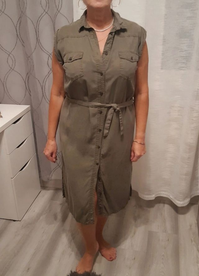 Vestido  camisero  informal  con aberturas  al  co