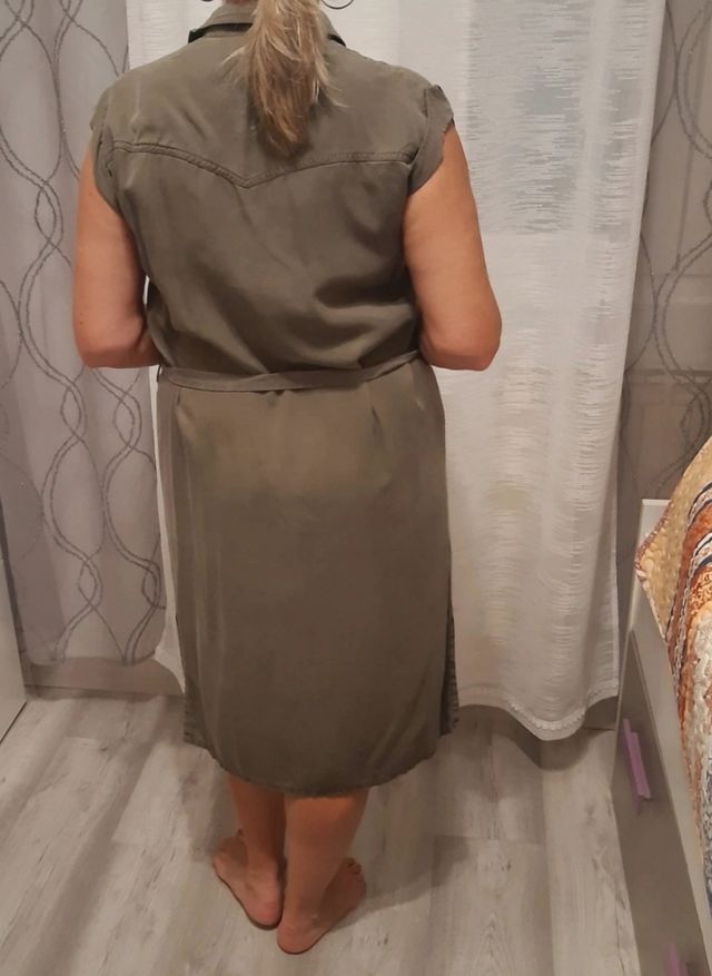 Vestido  camisero  informal  con aberturas  al  co