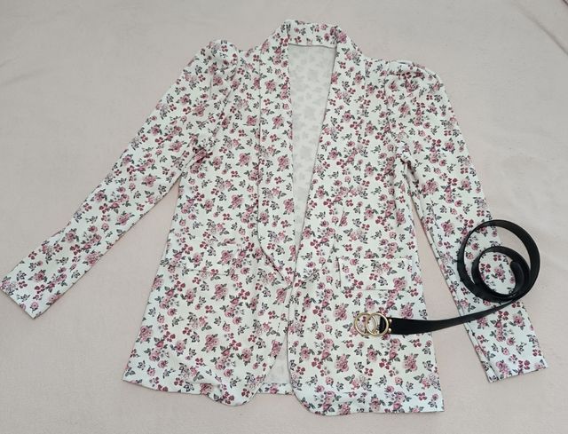 Blazer blanco con estampado floral + cinturón