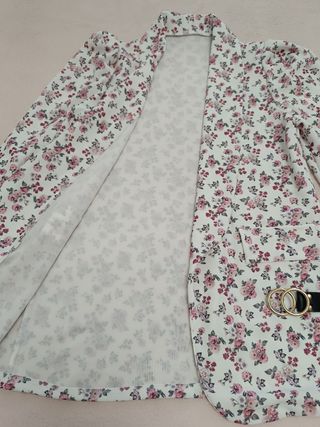 Blazer blanco con estampado floral + cinturón
