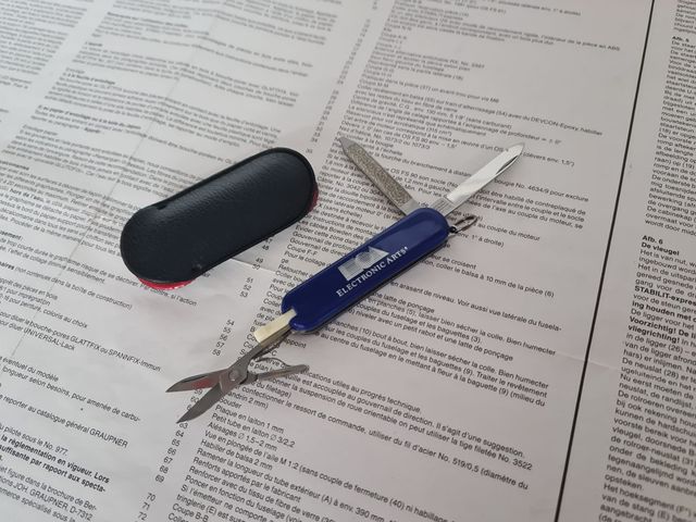 NAVAJA AZUL VICTORINOX ELECTRONIC ARTS