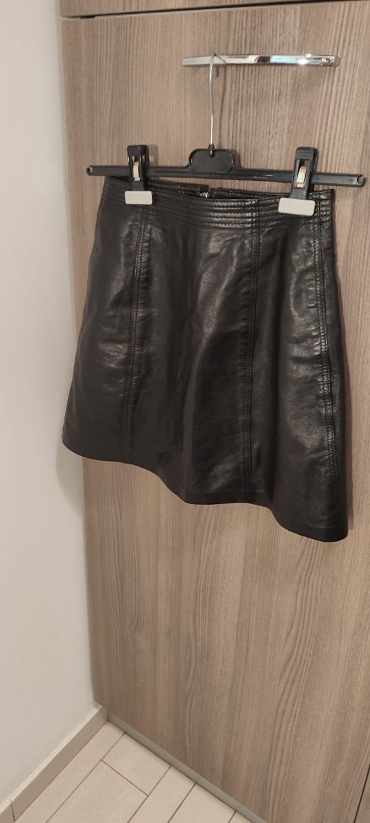 Gonna in pelle nera,S