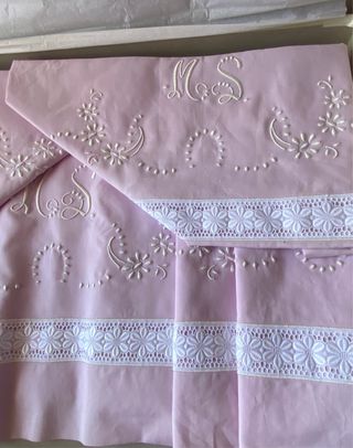 Juego sabana y almohadas  bordada para cama de 135