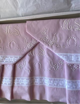 Juego sabana y almohadas  bordada para cama de 135