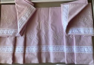 Juego sabana y almohadas  bordada para cama de 135