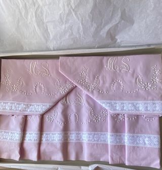 Juego sabana y almohadas  bordada para cama de 135