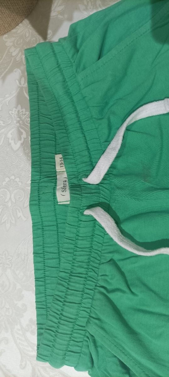 Pantalón corto talla 13-14 verde chándal  Sfera