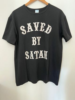 Camiseta negra con mensaje