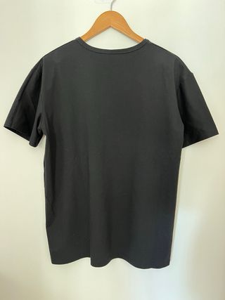 Camiseta negra con mensaje