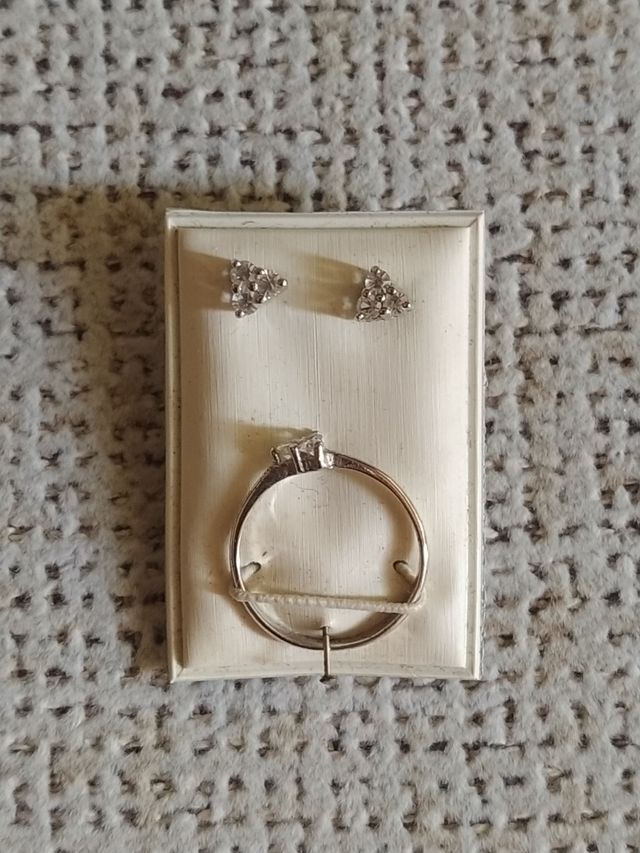 Juego de anillo y pendientes