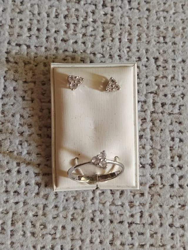 Juego de anillo y pendientes