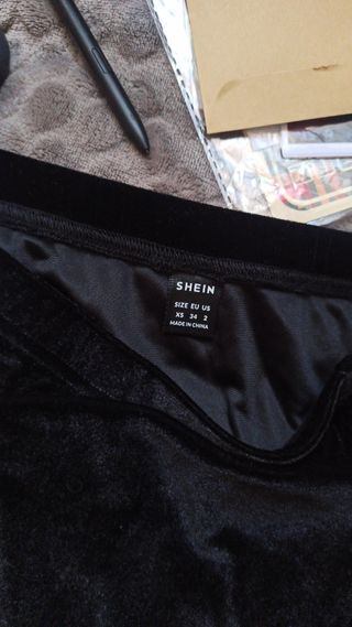 Falda corta negra con apertura Shein