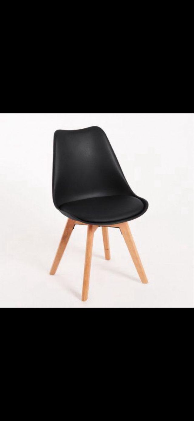 Silla nordica acolchada negra