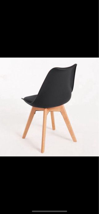 Silla nordica acolchada negra