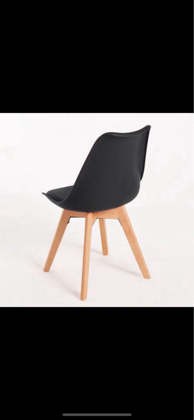 Silla nordica acolchada negra