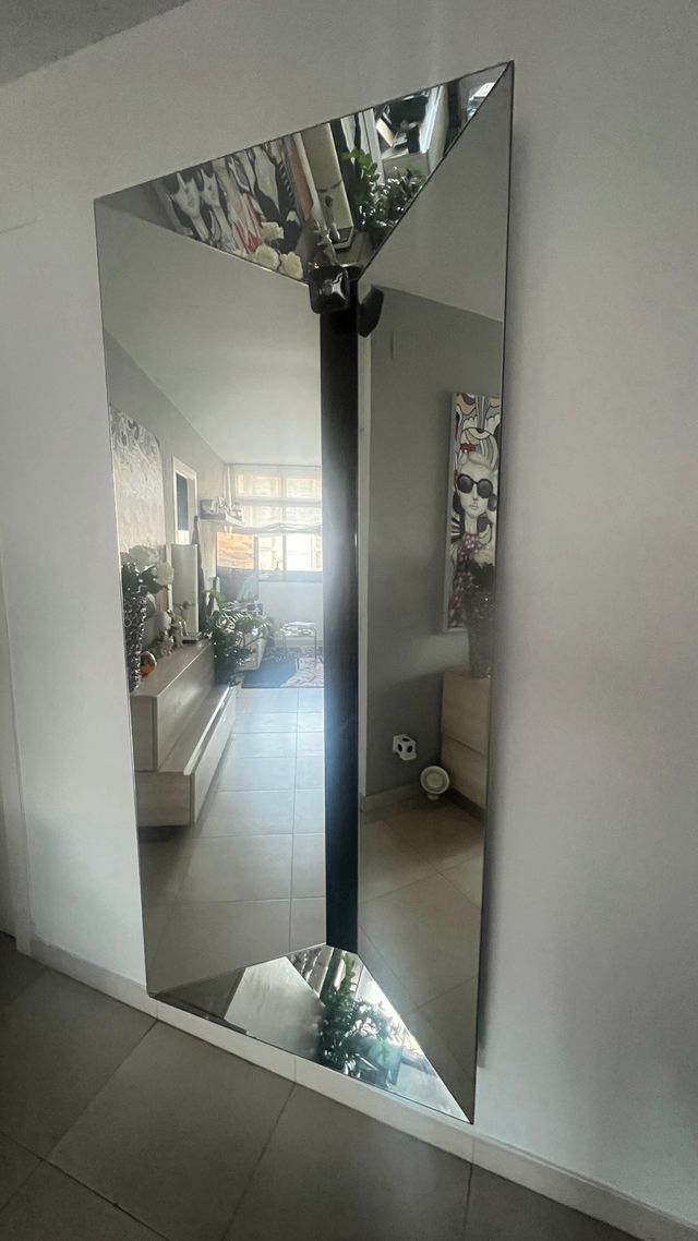 Espelho de qualidade com detalhes em madeira de mogno