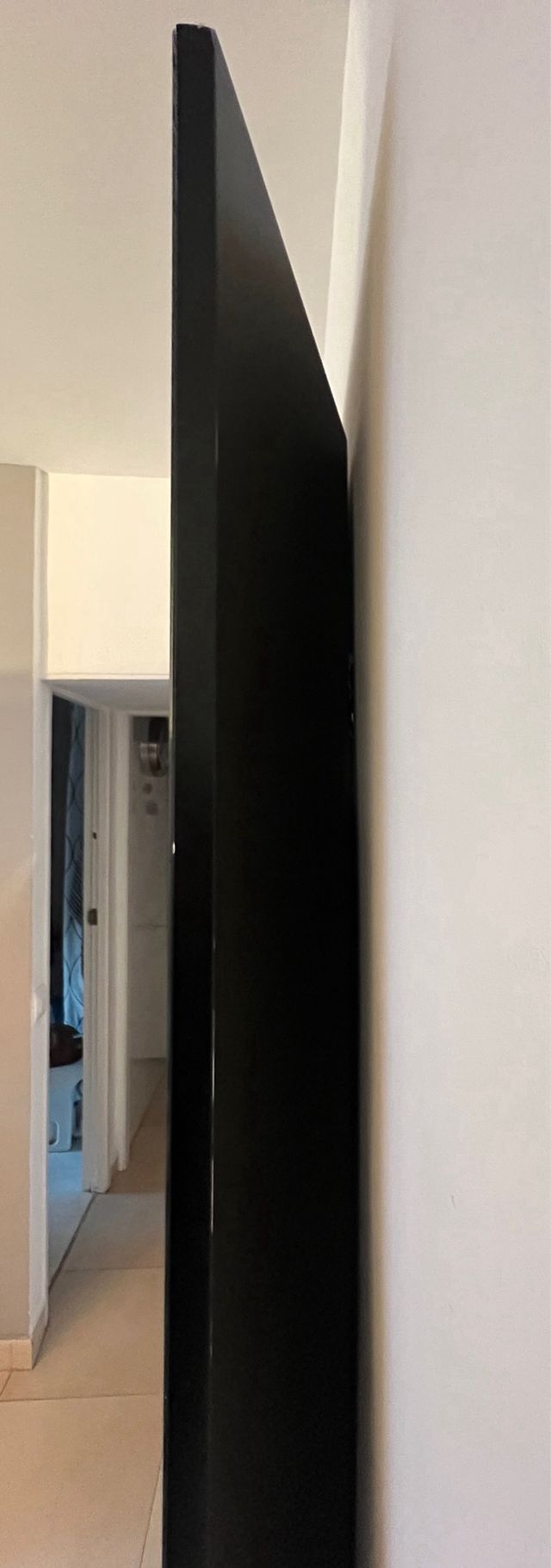 Espelho de qualidade com detalhes em madeira de mogno