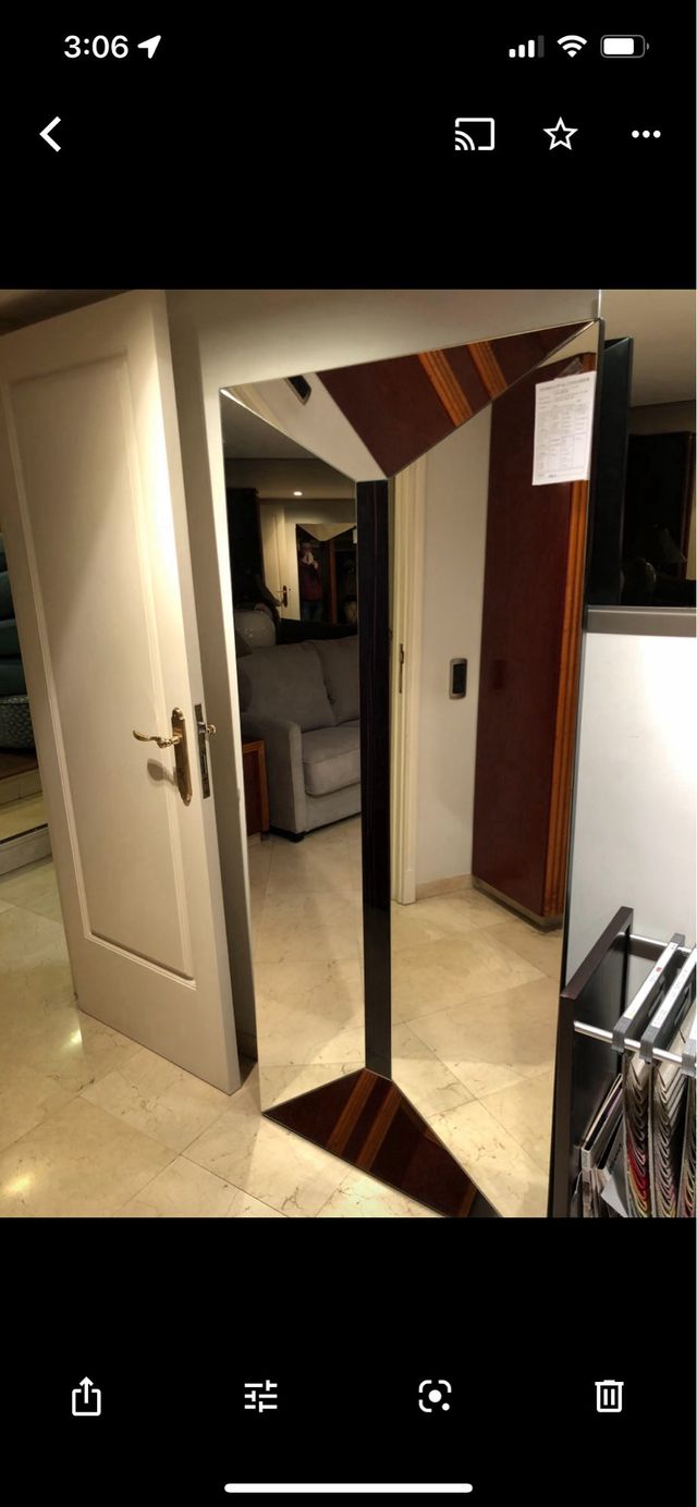 Espelho de qualidade com detalhes em madeira de mogno