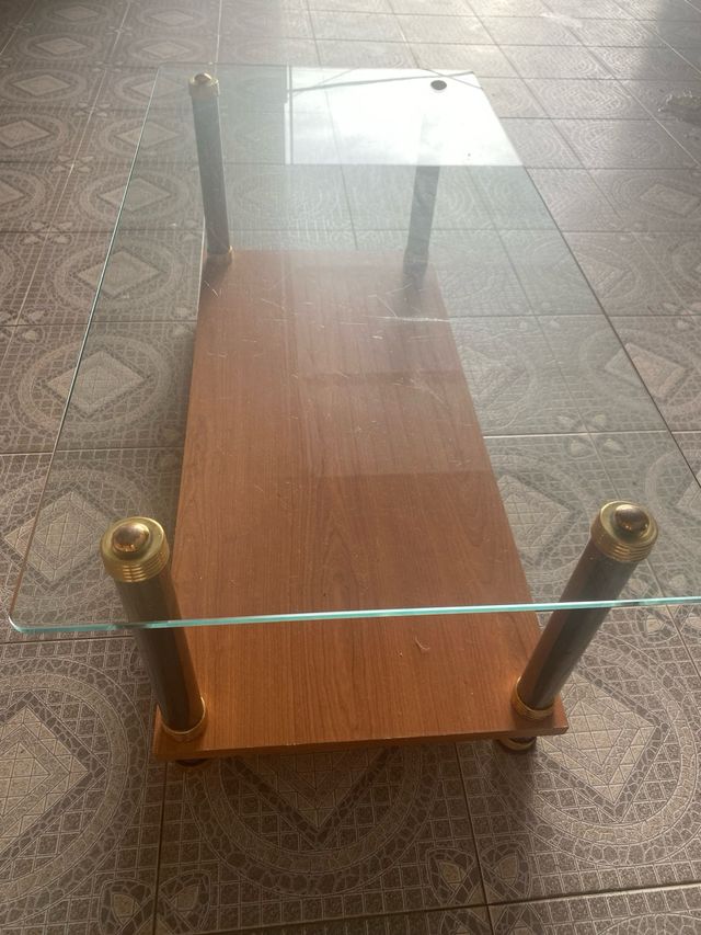 Mesa de cristal y madera