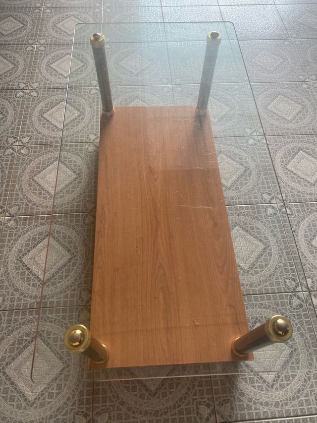 Mesa de cristal y madera