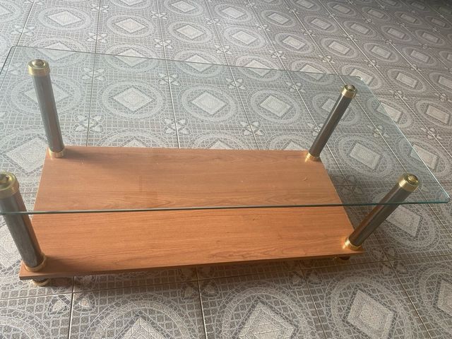 Mesa de cristal y madera